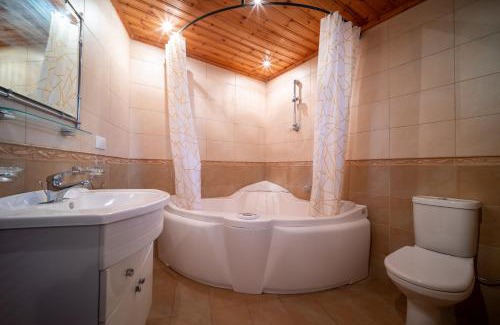 Monagroulli House | Casa Piedra, Hidden Gem, Jacuzzi, BBQ, Patio in Monagroulli