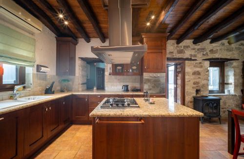 Monagroulli House | Casa Piedra, Hidden Gem, Jacuzzi, BBQ, Patio in Monagroulli