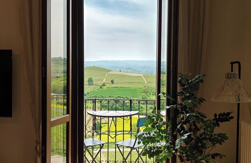 San Martino Alfieri House | Casa Profumi di Barbera 8: Infinity Pool, 4 Luxurious Bedrooms & Historic Charm