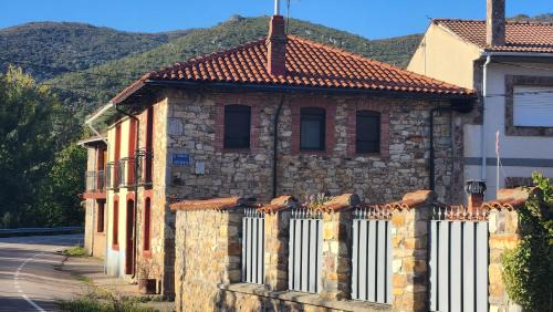 Los Barrios de Luna House | Casa rural Salomé, Mora de Luna, al lado del río Luna