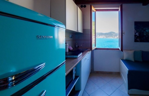 Vernazza Apartment | Casa Teresa with AC and Balcony