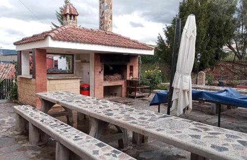 Arenzana de Abajo House | CASA TURÍSTICA Villa Carmen, CON CHIMENEA, AMPLIA ZONA DE JARDÍN, BARBACOA, PISCINA Y GARAJE
