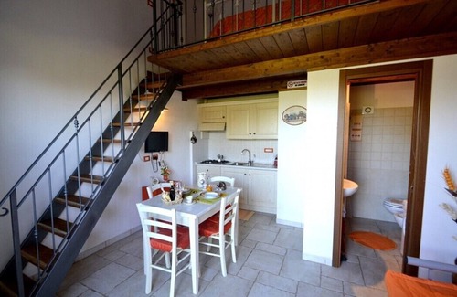 Casalini House | Casa Viola A: A welcoming apartment surrounded by the greenery, with Free WI-FI.