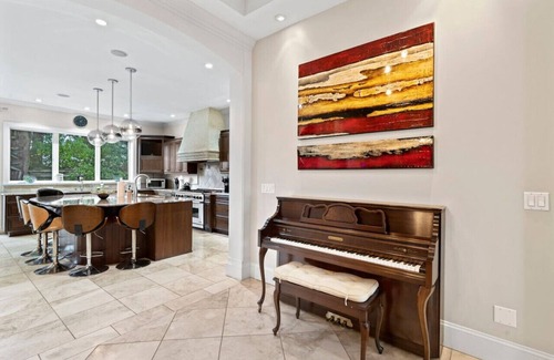 Bellevue House | Casa Woodridge: A Stylish Bellevue Retreat