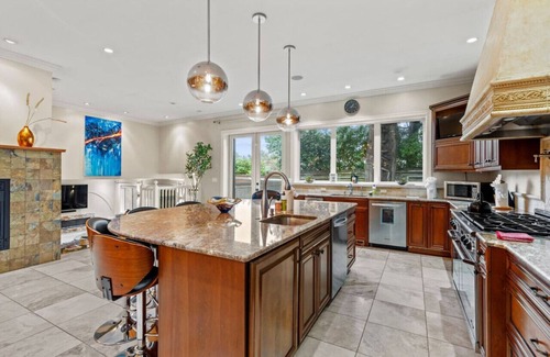 Bellevue House | Casa Woodridge: A Stylish Bellevue Retreat