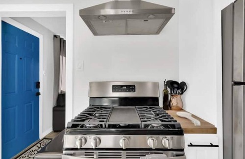 Hawthorne House | Casita with Amazing Backyard + Firepit by SoFi & LAX!