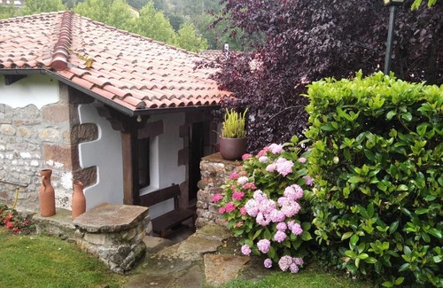 Puente Viesgo Cottage | Castañeda Lodge. Rural house with private garden and hydromassage