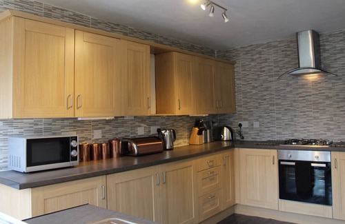 Caerphilly House | Castell Cottages: 3 stars. 400m to Caerphilly Castle 15 mins by train to Cardiff