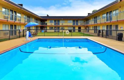 Chickasha Hotel | Castle Inn & Suites By OYO Chickasha