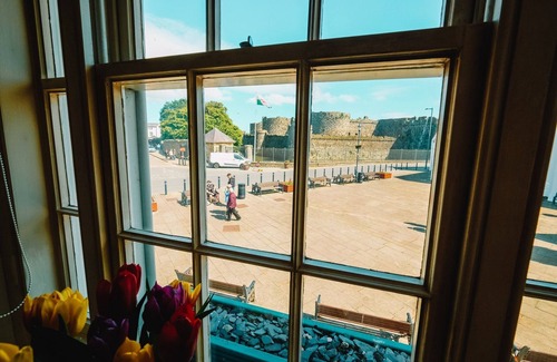 Beaumaris Apartment | Castle View - a coastal that sleeps 2 guests in 1 bedroom