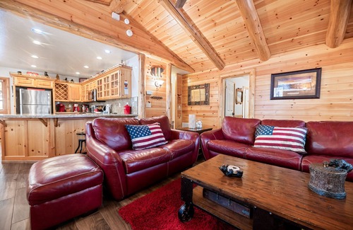 Big Bear Lake House | Catalina Creekside Cabin - Log Cabin, Perfect for Couples, Fenced Yard