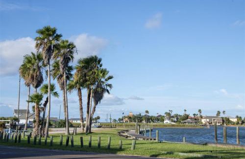 Harbor Oaks Apartment | Catch-N-Relax