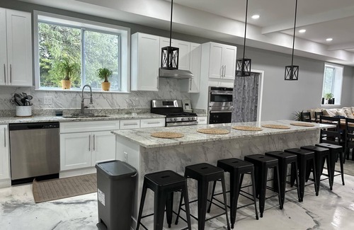 Catonsville House | Caton Manor Estate and Pool