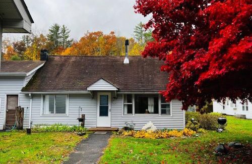 Mount Tremper House | Catskills Quaint Cottage with Peloton Minutes from Hiking
