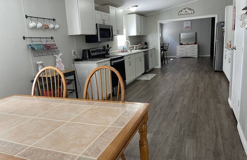 Mcalpin House | Cave Divers Spring Escape, Sleeps 8+, Relaxing Patio, Fire Pit, Spacious Kitchen