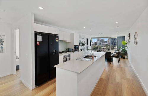 Milton Apartment | CBD Modern 3-Bed Panoramic River View, 2Cars/Pool