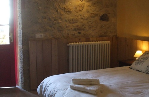 Clermont-Dessous Hotel | Cedar B & B nestled in a small valley, recently renovated