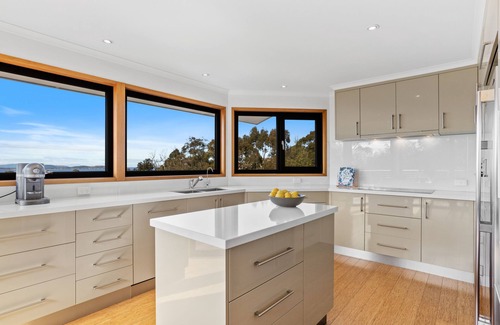 Blackmans Bay House | Cedar Cottages Blackmans Bay