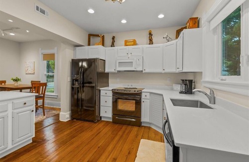 Cedar Falls House | Cedar Falls Gem: Vintage Home With Modern Comforts Near Historic Downtown!