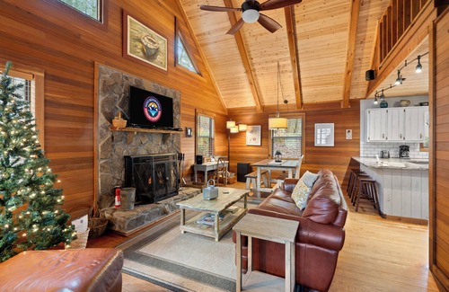 Suches Cabin | Cedar Knoll - Secluded w/hot tub - Toccoa River Access - Dog-Friendly