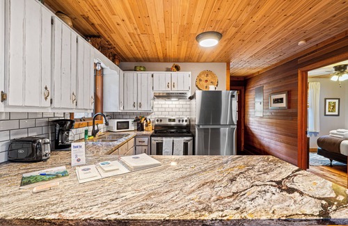 Suches Cabin | Cedar Knoll - Secluded w/hot tub - Toccoa River Access - Dog-Friendly