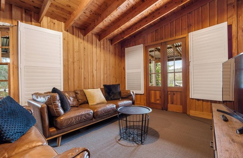 Ophir Cabin | Cedar Log Cabin Bush Retreat – Pet-Friendly | Fire Pit | Wildlife Escape