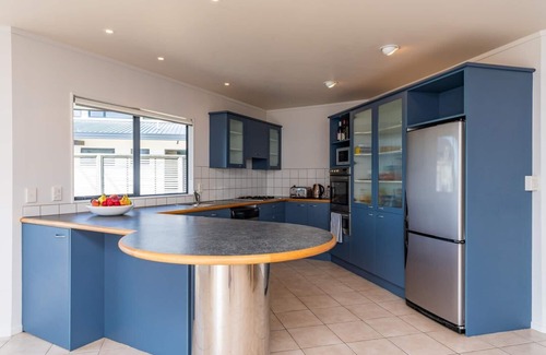 Mangawhai Heads House | Cedar Views - Estuary views, all day sun, pet friendly and on a quiet street, a great spot to relax