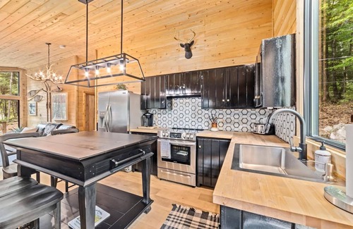 Norway Ski Chalet | Cedar🏡 Waterfront💦 Hot tub🔥 Pool🎱 Privacy 🕵️