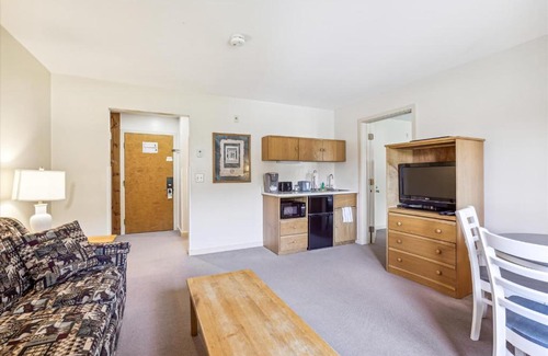 West Bridgewater Hotel | Cedarbrook Deluxe one bedroom suite located on 2nd floor with outdoor heated pool 21921