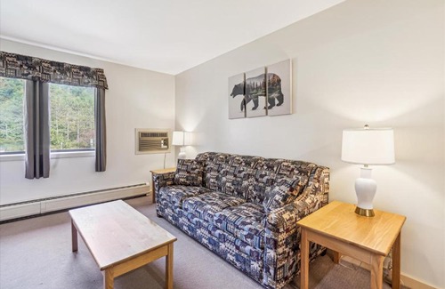 West Bridgewater Hotel | Cedarbrook Deluxe one bedroom suite located on 2nd floor with outdoor heated pool 21921