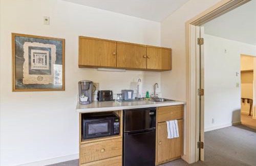 West Bridgewater Hotel | Cedarbrook Deluxe one bedroom suite located on 2nd floor with outdoor heated pool 21921