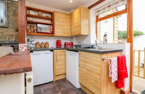 Broadwoodkelly Cottage | CEDARWOOD COTTAGE, pet friendly, country holiday cottage in Winkleigh