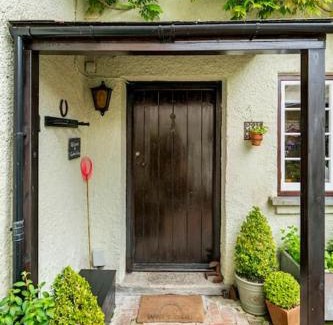 Combpyne House | Cedra Cottage - Vintage Country Hideaway
