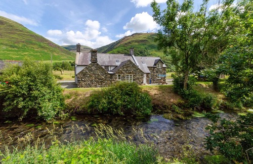 Tywyn House | Cedris - Three Bedroom House, Sleeps 5
