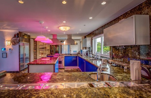 Queens House | Celebrity Retreat | Heated Pool, Gym, STEAM Spa