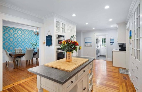 Centerville House | Center Of It All: 454-Cv Sea Captain's Estate with Heated Pool and Pickle Ball Court