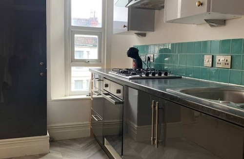 Horfield Apartment | Central 2 bed flat. Free parking (Off-street)