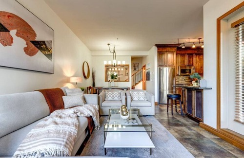 Whistler Cay Heights Apartment | Central 2BR with Prime Amenities