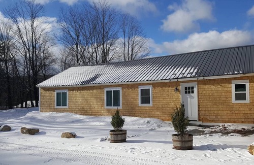 Bradford Apartment | Central A/C and Fast Wifi in the Sunapee Region, one Level 1400sf With 3 BRs