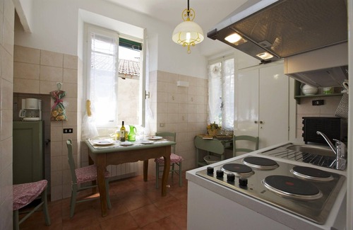 Cannero Riviera House | Central and quiet 3½-room corner house with 3 balconies and underground parking space