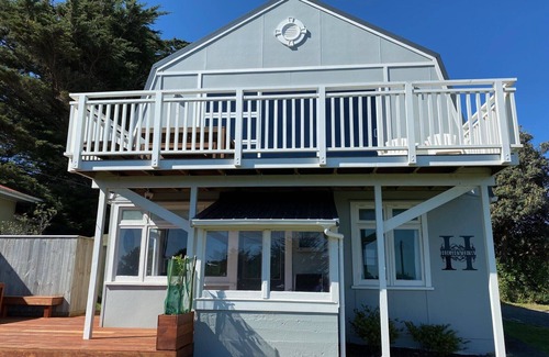Waitarere Beach House | Central and spacious Waitarere Beach 3 Bed, 2 Bathroom house with sea views