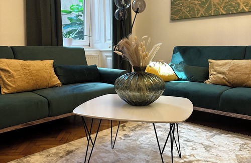 Altlerchenfeld Apartment | Central apartment in Viennese old building