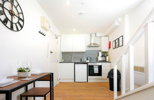 Buckingham Apartment | Central Apt #1 Free Parking + Fast Wifi + SmartTV