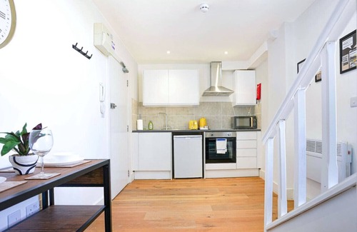 Buckingham Apartment | Central Apt #5 Free Parking + Fast Wifi + SmartTV