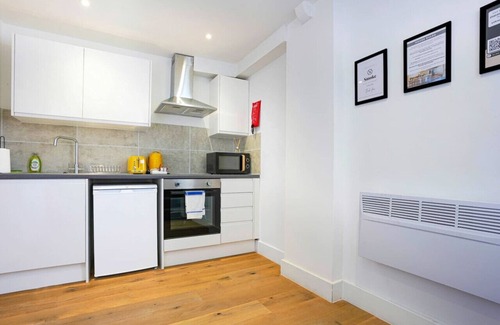 Buckingham Apartment | Central Apt #5 Free Parking + Fast Wifi + SmartTV