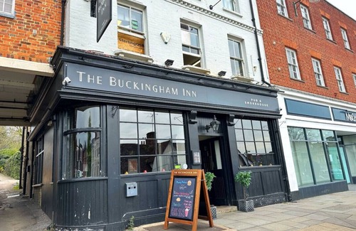 Buckingham Apartment | Central Apt #5 Free Parking + Fast Wifi + SmartTV
