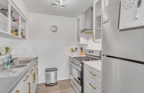 St. Johns House | Central Austin 2bd/1.5ba house near Downtown/UT/Domain/Hospitals