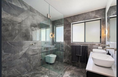 Bateau Bay House | Central Coast - Luxurious Beach House 400m to Beach