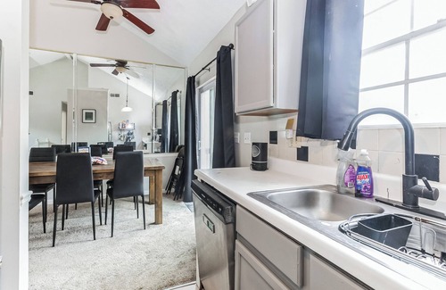 Belmont House | Central Getaway - Cozy Vibes - Spacious