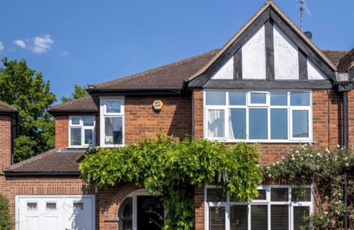 Henley House | Central Henley Gem – Private, Peaceful, and Perfectly Located
